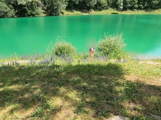 Elle exhibe ses beaux seins au bord du lac devant des joggers