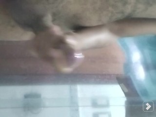 Moreno atlético se masturba y suelta un gran chorro de leche