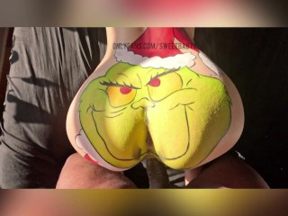 Model fucks artist after getting the grinch painted on her ass 💚