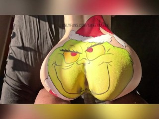 Model fucks artist after getting the grinch painted on her ass 💚