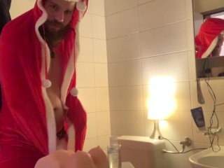 Weihnachtselfe im Santa Kostüm