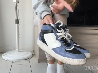 Ragazza giovane italiana ti mostra i suoi piedini e tante scarpe! GIULIAPEACH