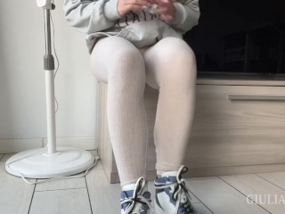 Ragazza giovane italiana ti mostra i suoi piedini e tante scarpe! GIULIAPEACH