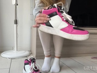 Ragazza giovane italiana ti mostra i suoi piedini e tante scarpe! GIULIAPEACH