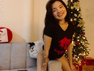 who wanna fuck now, under the Christmas Tree. Lau wanna be a good gift for u