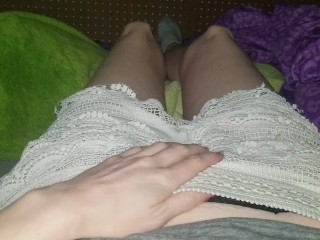 Period won't stop me from pleasing my hairy pussy