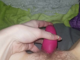 Period won't stop me from pleasing my hairy pussy