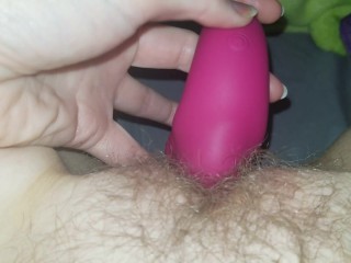 Period won't stop me from pleasing my hairy pussy