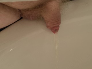 Małe Pissing with Uncut Foreskin Penis