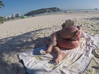 Não resisti e gozei ali na praia mesmo e foi delicioso