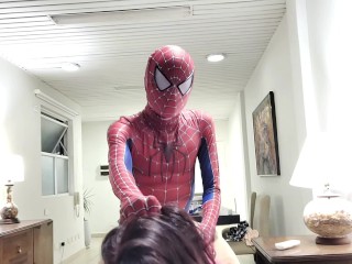 Spiderman rescata a una chica y la termina consolando con sexo duro