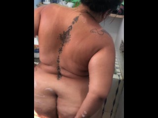 ami madrastra mientras se baña ORINADA EN LA DUCHA